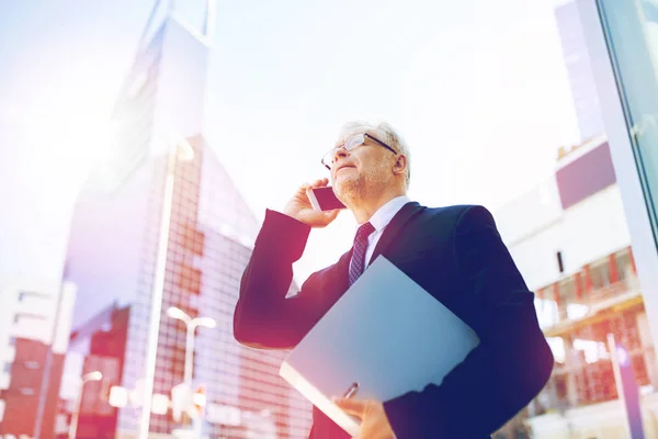 Senior businessman volá na smartphone ve městě — Stock fotografie