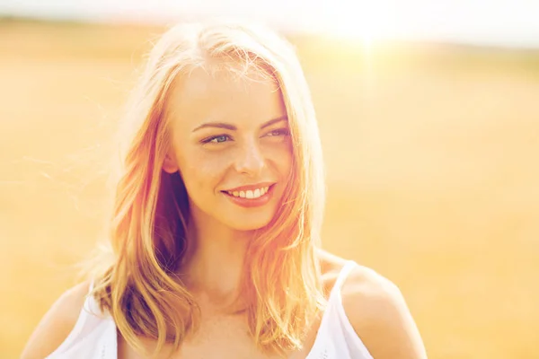 Sorrindo jovem mulher em branco no campo de cereais — Fotografia de Stock