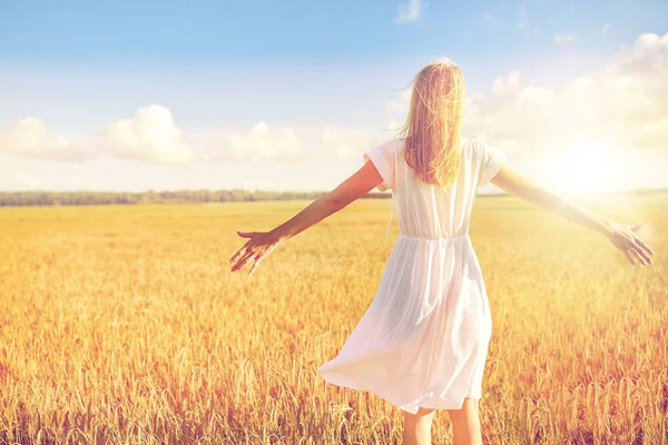 Boldog fiatal nő fehér ruhában, a gabona a mező — Stock Fotó