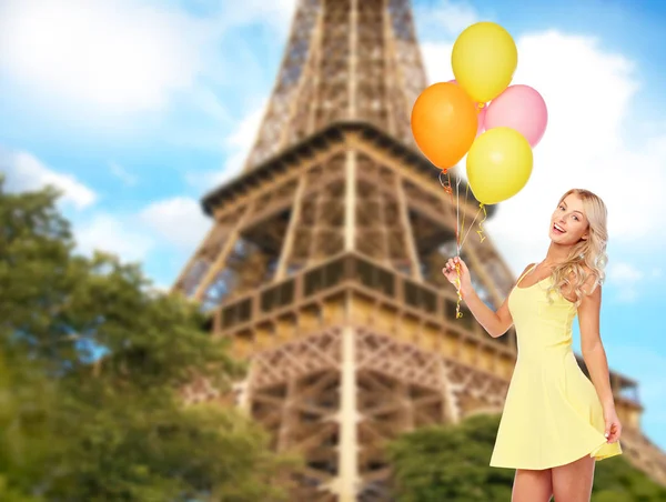 Щаслива жінка з повітряними кулями над Ейфелевою вежею — стокове фото