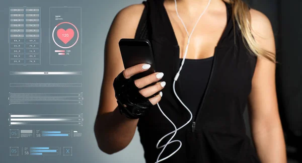 智能手机与耳机的女运动员 — 图库照片