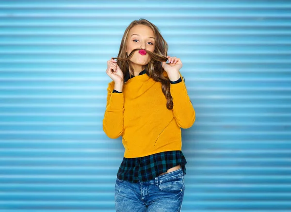 Glückliche junge Frau oder Teenie-Mädchen in lässiger Kleidung — Stockfoto