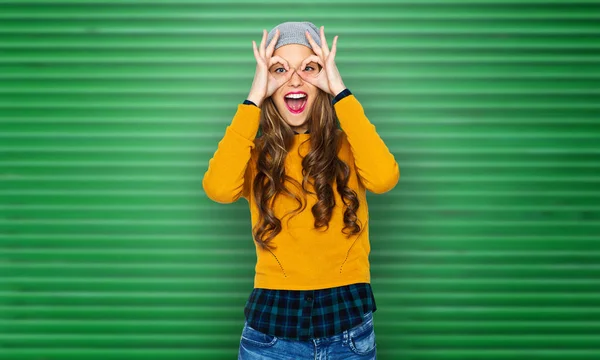 Jovem feliz ou menina adolescente se divertindo — Fotografia de Stock