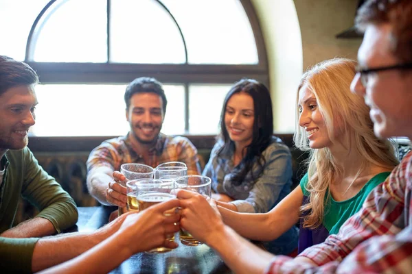 Ευτυχής φίλους πίνοντας μπύρα στο μπαρ ή παμπ — Φωτογραφία Αρχείου