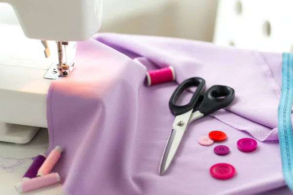 Máquina de coser, tijeras, botones y tela —  Fotos de Stock