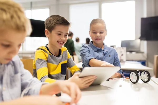 Crianças com programação tablet pc na escola de robótica — Fotografia de Stock