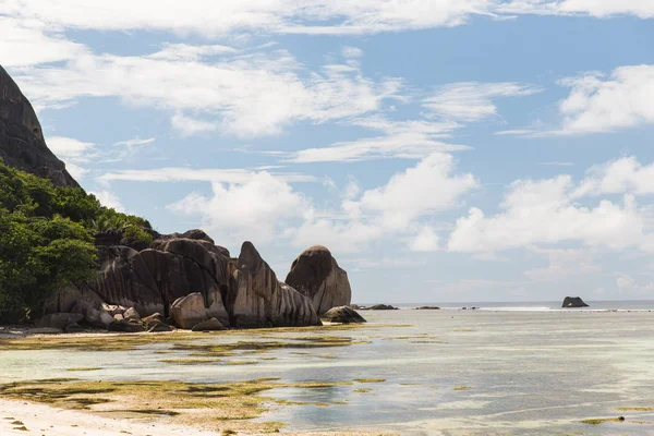 Rocks on seychelles island beach in indian ocean — Stock Photo, Image