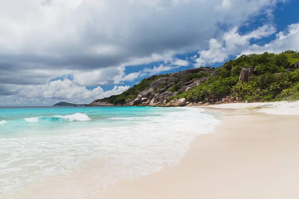 Island beach in indian ocean on seychelles — Stock Photo, Image