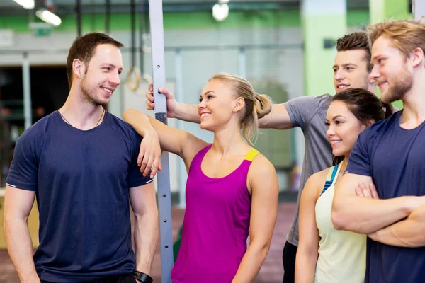 Gruppo di amici felici in palestra — Foto Stock