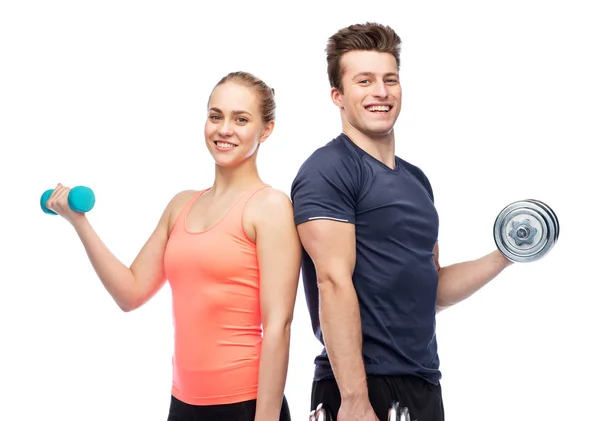 Hombre y mujer deportivos con mancuernas — Foto de Stock