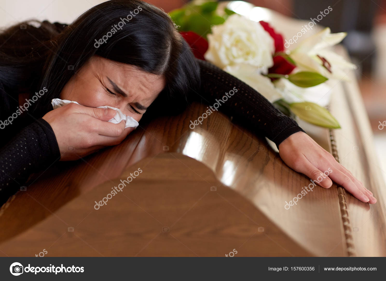 парень держится за голову. убитый горем человек. грустный парень. убитый горем человек. одиночество боль.