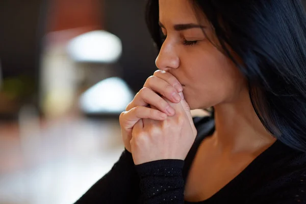 Närbild på olycklig kvinna be Gud vid begravning — Stockfoto