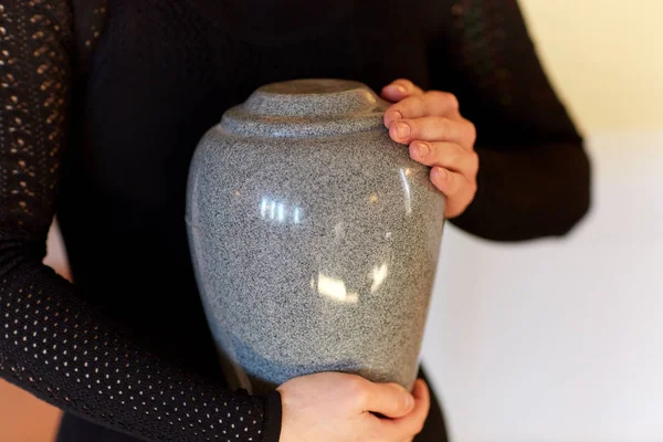 Close up of woman with cremation urn at funeral — Stock Photo, Image