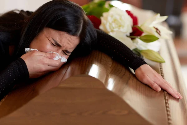 O femeie cu sicriu plângând la înmormântare în biserică — Fotografie, imagine de stoc