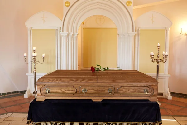 Caixão no funeral na igreja ortodoxa — Fotografia de Stock