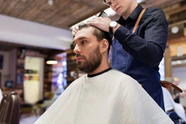 Hombre y peluquero cortar el pelo en la barbería — Foto de Stock