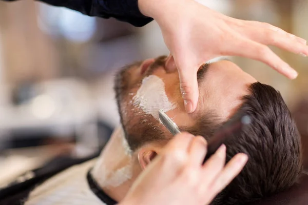 Мужчина и парикмахер с бритвенной бородой — стоковое фото