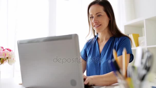 Γυναίκα με φορητό υπολογιστή και καφέ στο σπίτι ή το γραφείο — Αρχείο Βίντεο
