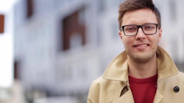 Закрой улыбающегося мужчину в очках на улице — стоковое видео