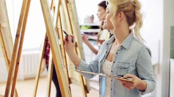 Estudiantes con caballetes pintando en la escuela de arte — Vídeo de stock