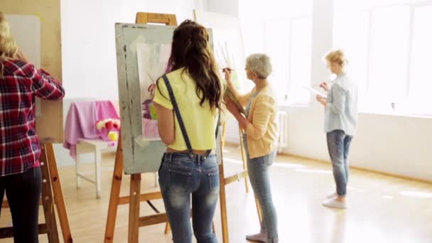 Estudantes com cavaletes pintura na escola de arte — Vídeo de Stock