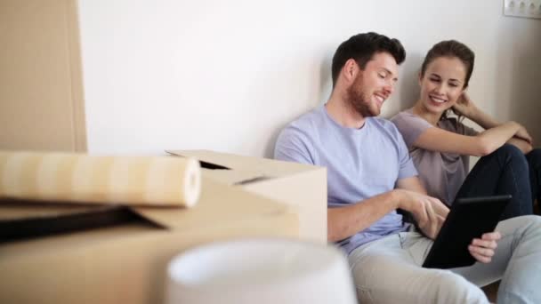 Casal feliz com tablet pc em nova casa — Vídeo de Stock