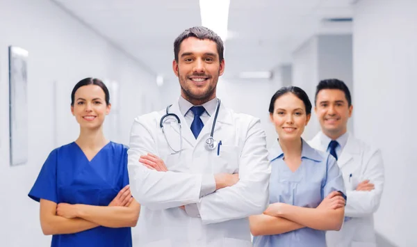 Grupo feliz de médicos ou médicos no hospital — Fotografia de Stock