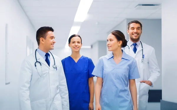 Ευτυχισμένη ομάδα γιατροί ή γιατροί στο νοσοκομείο — Φωτογραφία Αρχείου