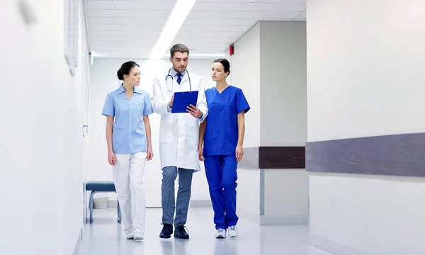 Grupa medyków w szpitalu ze schowka — Zdjęcie stockowe