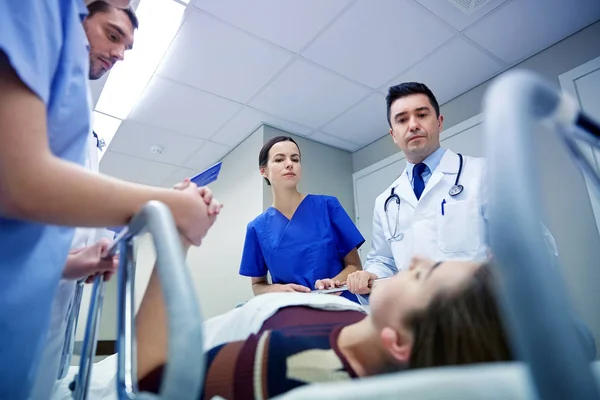 Sjukvård och patient på sjukhus bår i nödsituation — Stockfoto