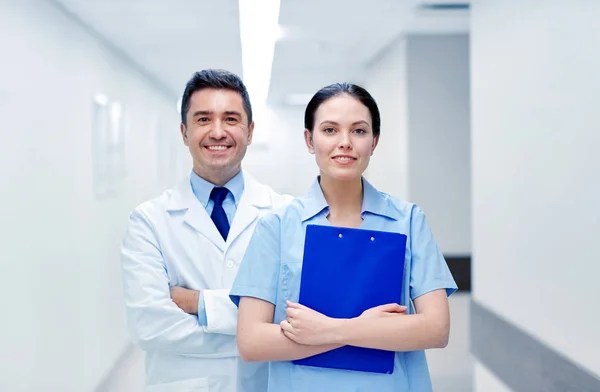 Médicos sorridentes no hospital com área de transferência — Fotografia de Stock