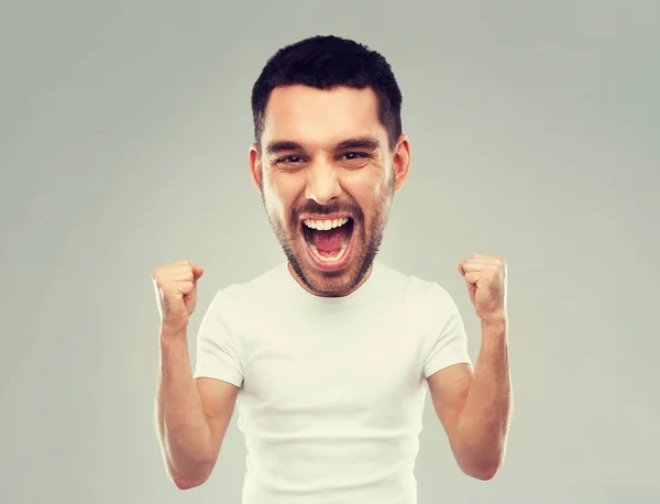 Giovane uomo che celebra la vittoria sul grigio — Foto Stock