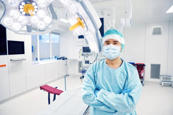 Kirurg i operationssalen på sjukhus — Stockfoto