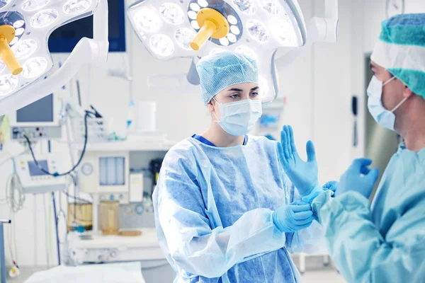 Chirurgiens en salle d'opération à l'hôpital — Photo