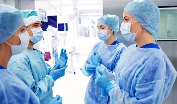 Groupe de chirurgiens en salle d'opération à l'hôpital — Photo