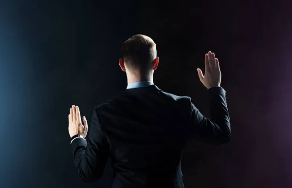 Hombre de negocios tocando algo invisible — Foto de Stock