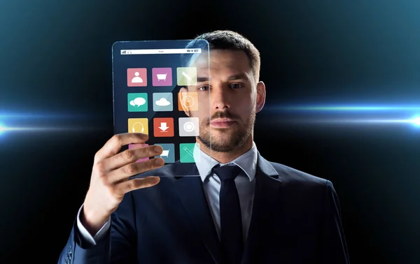 Бизнесмен работает с прозрачным планшетным ПК — стоковое фото