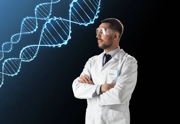 Scienziato in camice da laboratorio e occhiali di sicurezza con DNA — Foto Stock