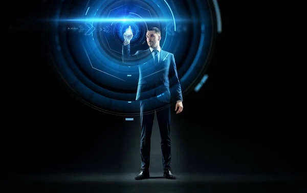 Бизнесмен в костюме трогает виртуальную проекцию — стоковое фото