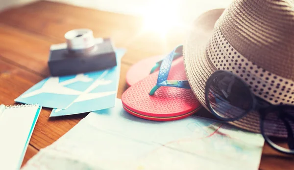 Close-up de mapa de viagem, chinelos, chapéu e bilhete — Fotografia de Stock