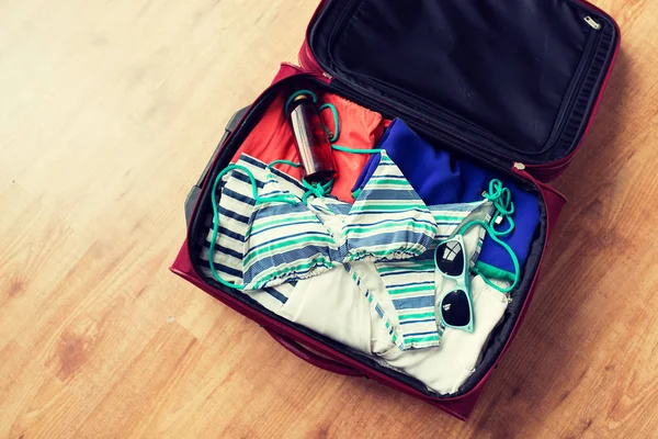 Primo piano della borsa da viaggio con vestiti da spiaggia — Foto Stock