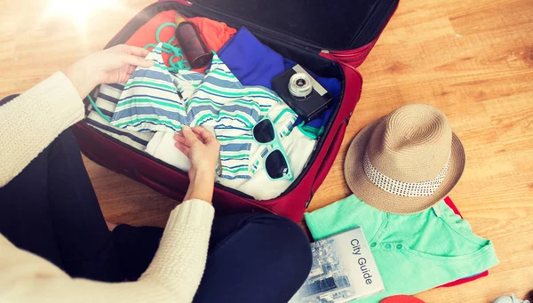 Primer plano de la mujer embalaje bolsa de viaje para vacaciones —  Fotos de Stock