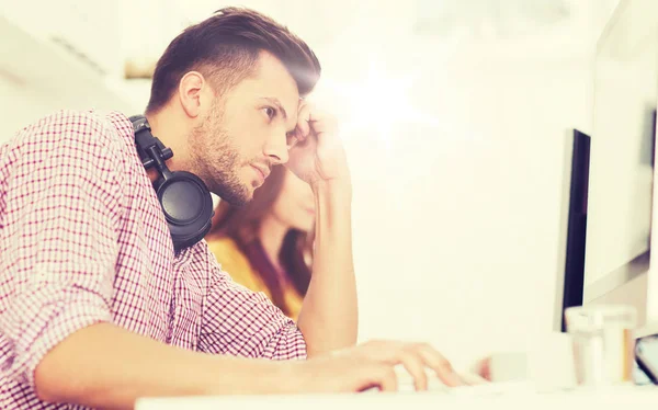 Desenvolvedor de software estressado no escritório — Fotografia de Stock