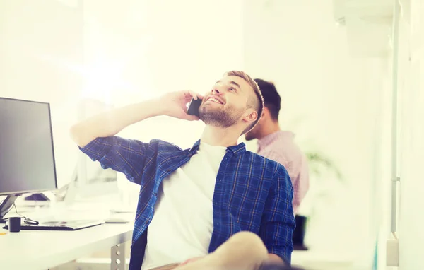 Homem criativo feliz chamando no celular no escritório — Fotografia de Stock