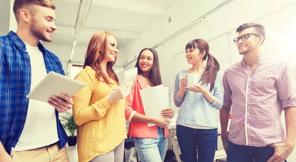 Kreativa team på kaffe paus pratar på office — Stockfoto