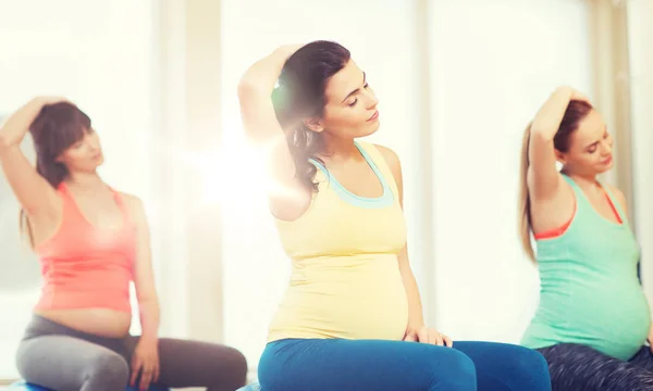 Gelukkig zwangere vrouwen uitoefenen op fitball in sportschool — Stockfoto