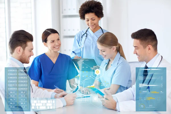 Groep van gelukkig artsen ontmoeting bij ziekenhuis kantoor — Stockfoto