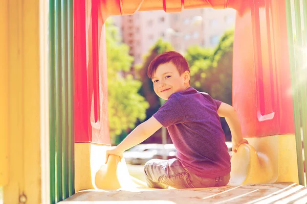 Glad liten pojke på bild på lekplats — Stockfoto