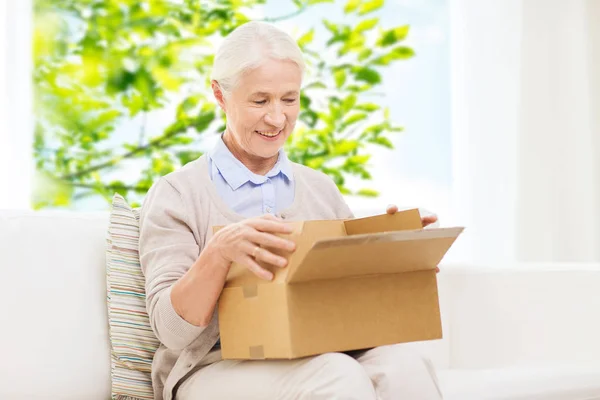 Happy senior kvinna med skifte låda hemma — Stockfoto