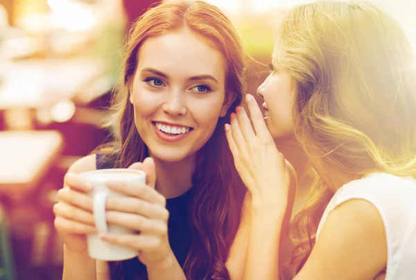 Mujeres jóvenes tomando café y hablando en la cafetería —  Fotos de Stock
